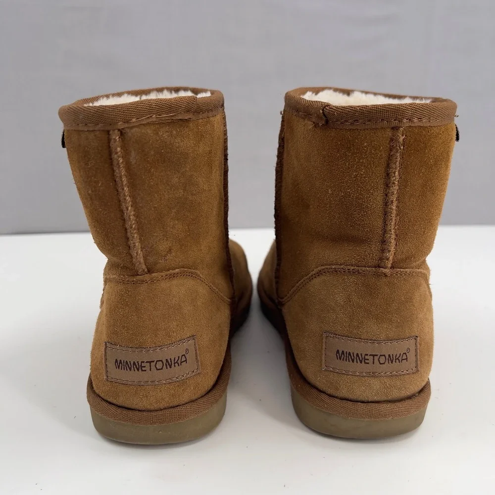 Minnetonka‎ Brown Suede Sheepskin Lined Short Ankle Boots Women's Size 8